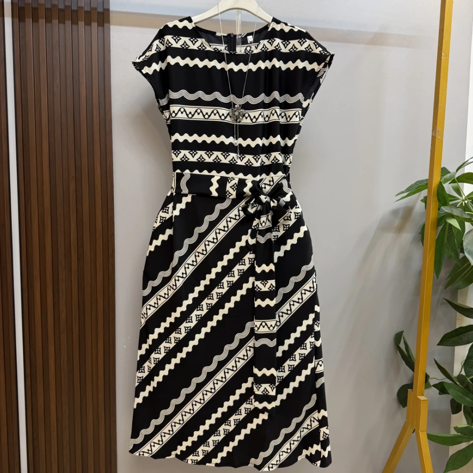 夏季新款轻薄透气时尚轻奢风圆领条纹腰带设计显瘦连衣裙