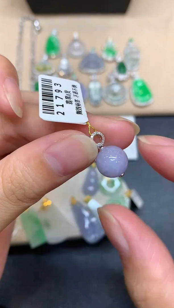 颈饰18K金镶嵌翡翠珠子【无服务费