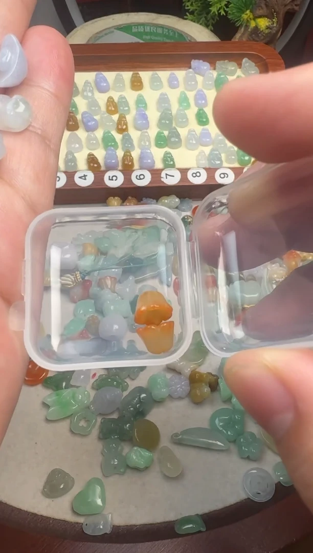 颈饰未镶嵌翡翠钟*妹翡翠