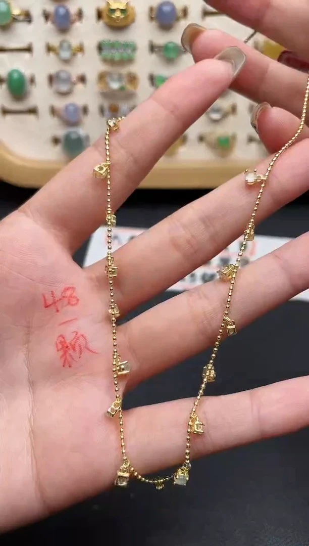 翡翠未镶嵌颈饰一物一证一礼盒
