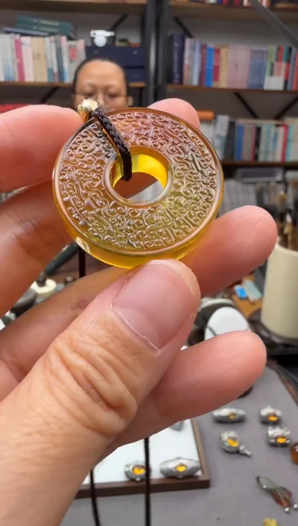 未镶嵌颈饰琥珀仿古蟠虺纹吊坠