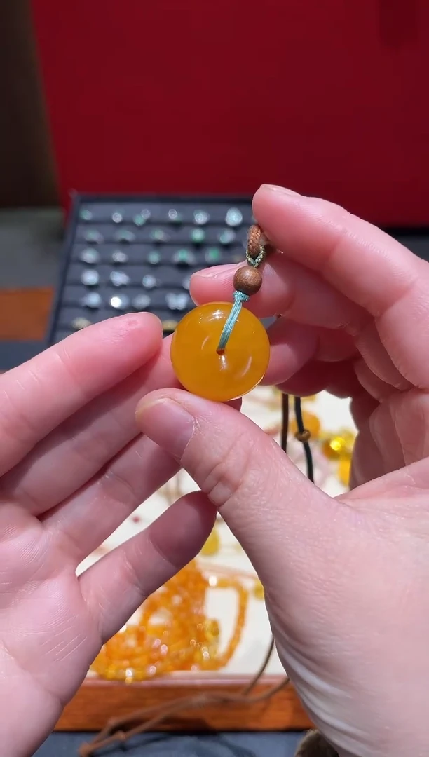 琥珀颈饰未镶嵌平安扣