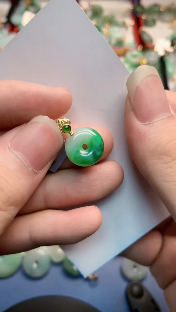 翡翠未镶嵌颈饰            1