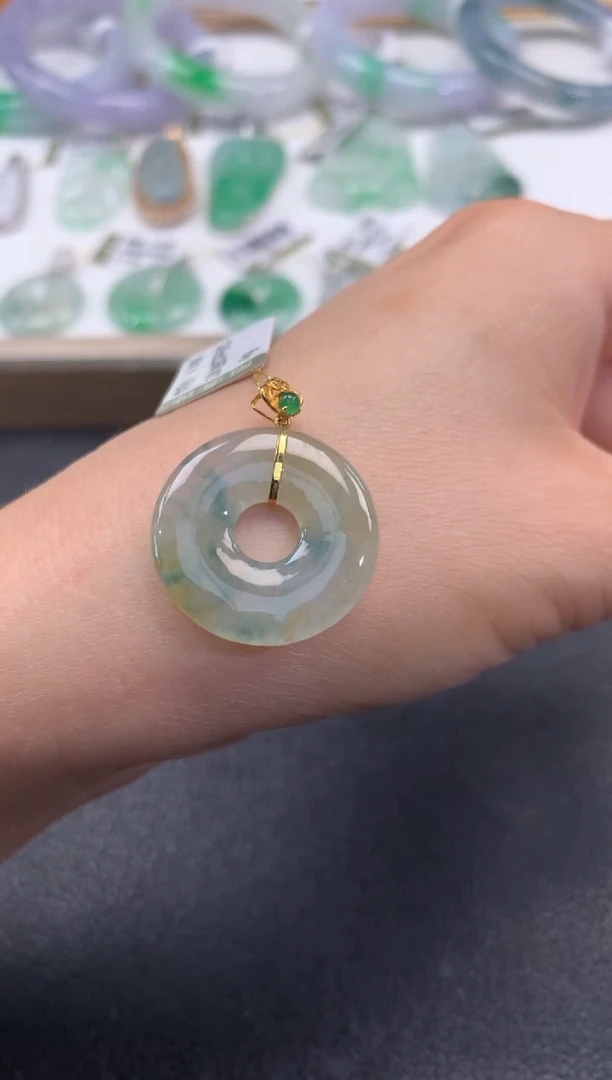 颈饰18K金镶嵌翡翠退货需吊牌标签完好