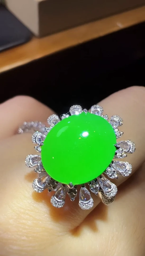 颈饰18K金镶嵌翡翠蛋面