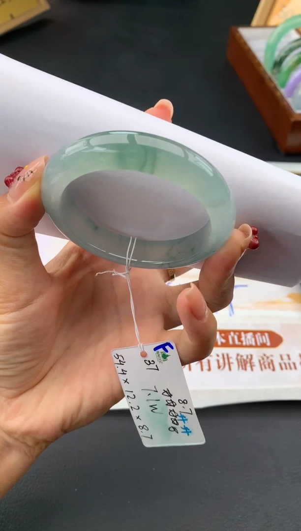 翡翠手镯未镶嵌自带#送人#，联系客服核对地址~