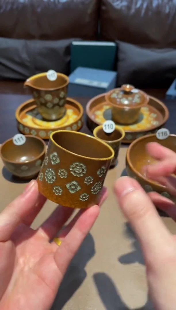 118窑承青瓷無宝相花束腰杯
