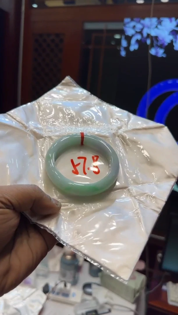 未镶嵌手镯翡翠手镯包容价