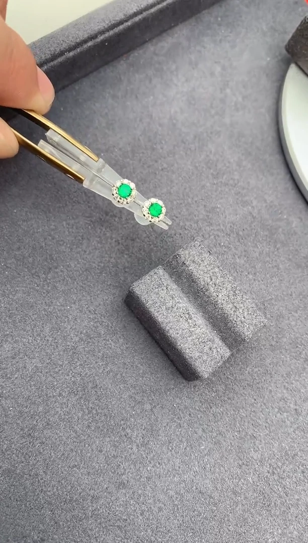 【闪购商品】祖母绿耳钉18K金镶嵌27分祖母绿耳钉