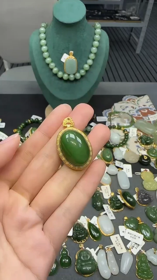 18K金镶嵌和田玉挂件1