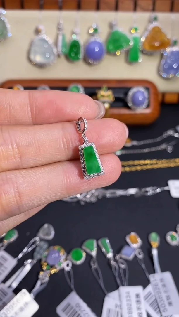 【闪购商品】翡翠颈饰18K金镶嵌吊坠