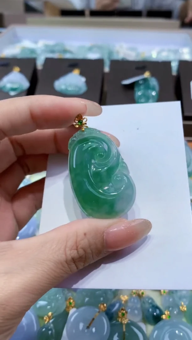 颈饰18K金镶嵌翡翠天然缅甸翡翠A货挂件