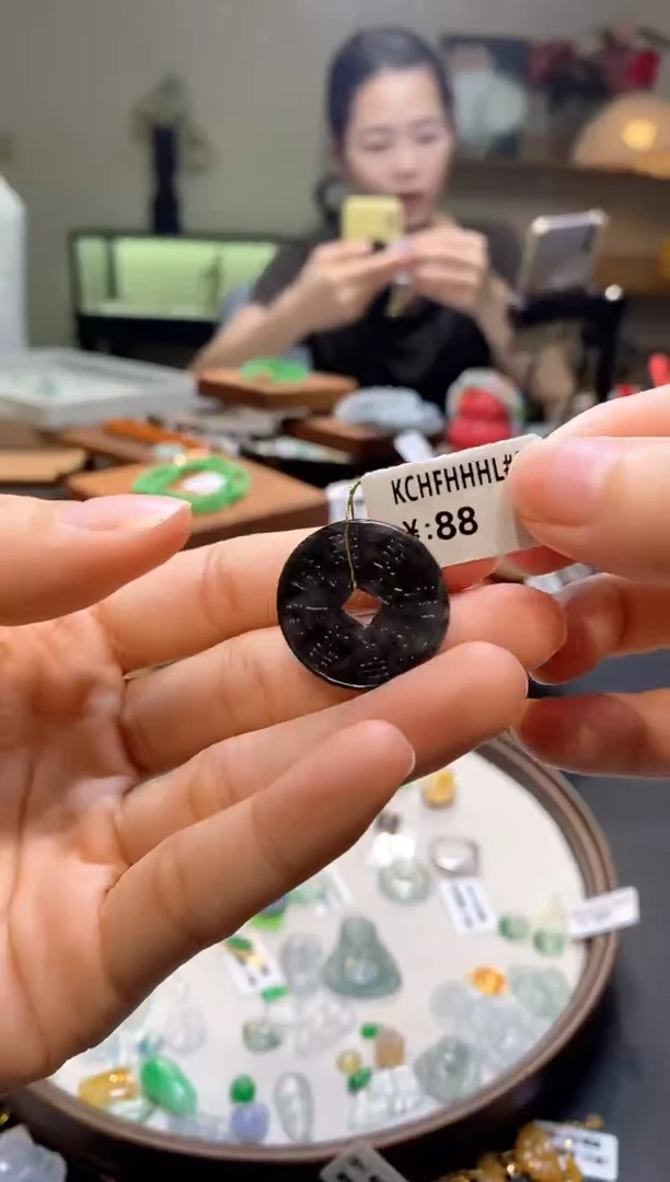 翡翠未镶嵌颈饰山鬼花钱