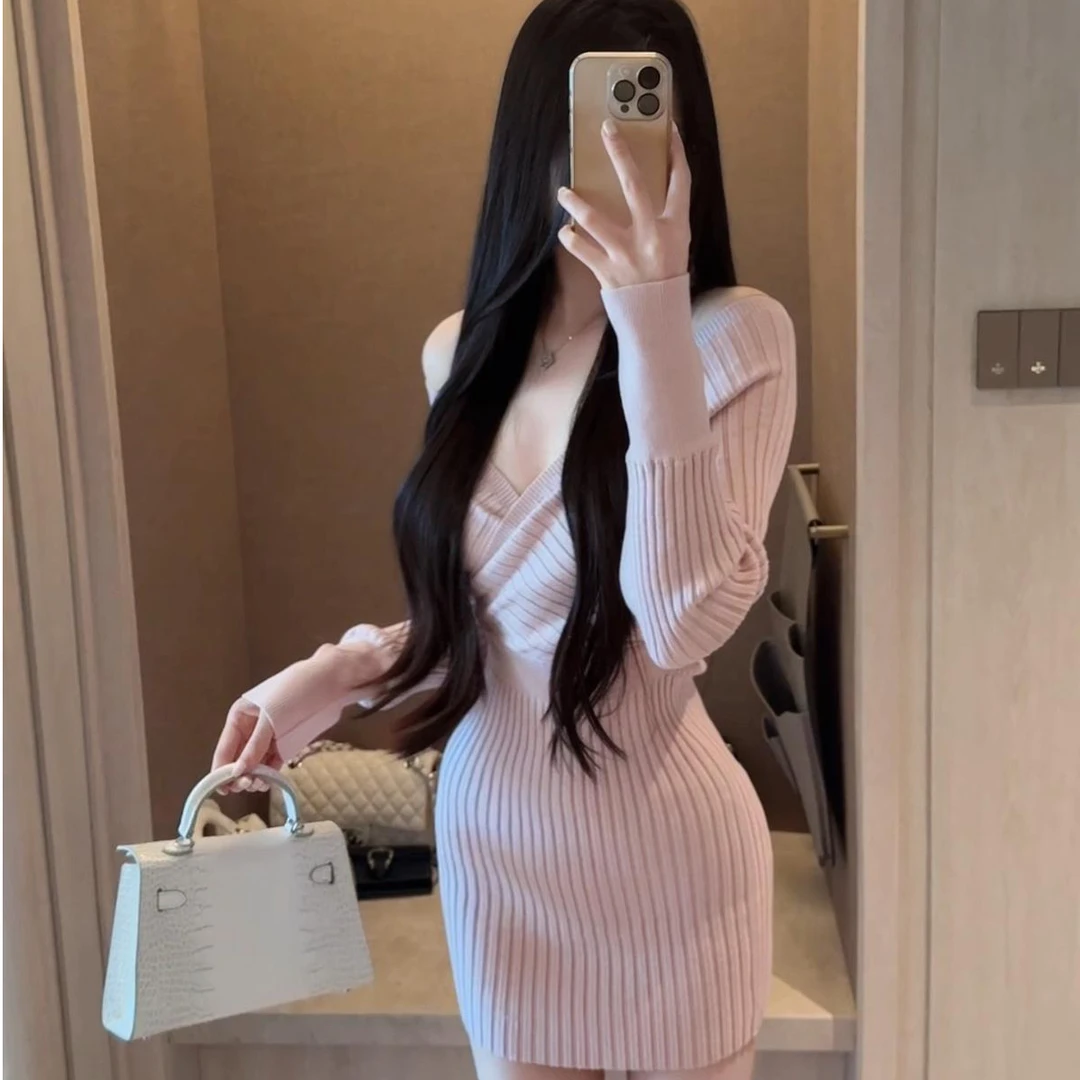 2025秋冬爆款纯欲性感一字肩交叉长袖设计感包臀短款针织连衣裙女