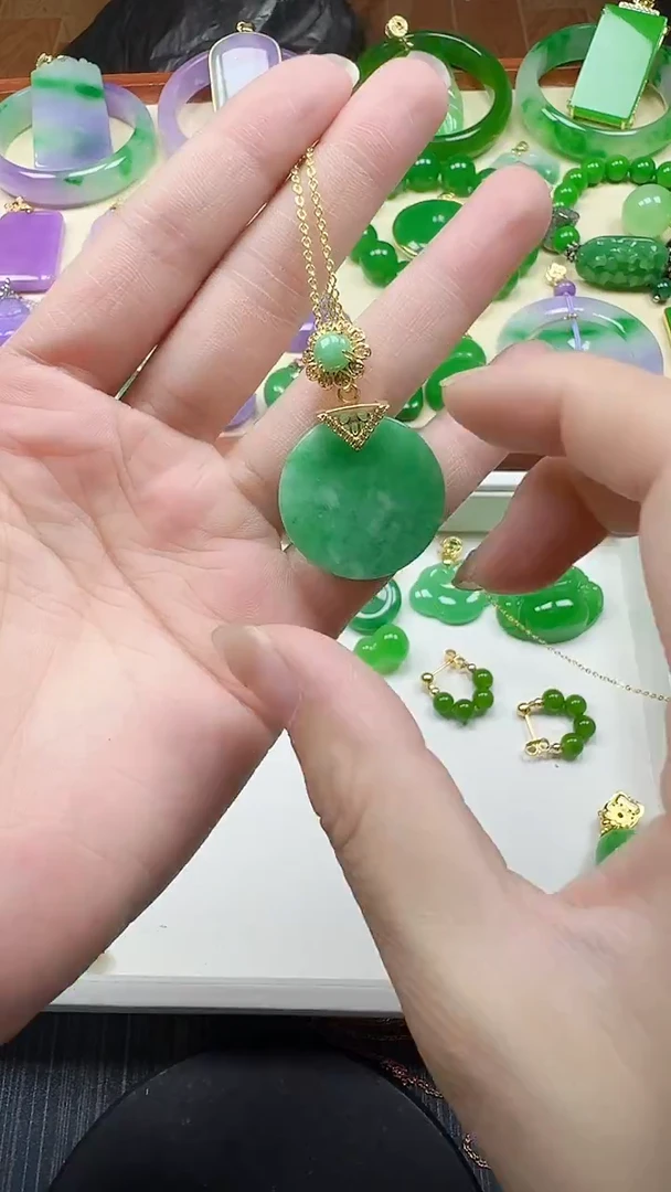 颈饰未镶嵌翡翠三角园牌