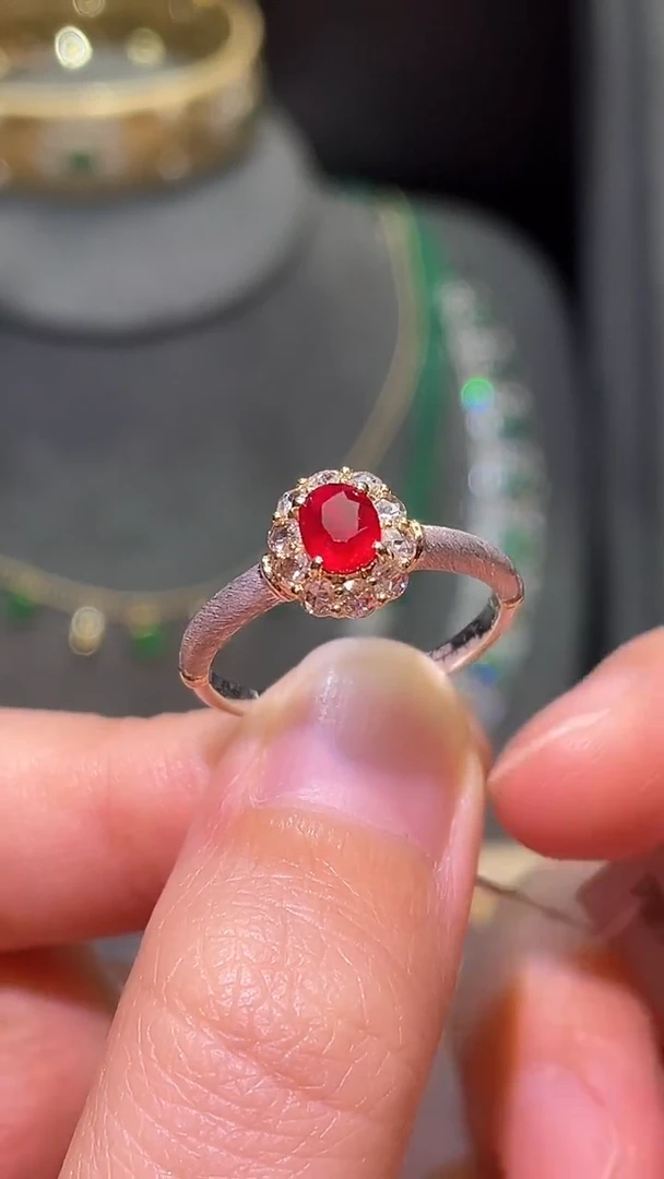 红宝石戒指18K金镶嵌莫桑比克  无烧鸽血红0.68ct