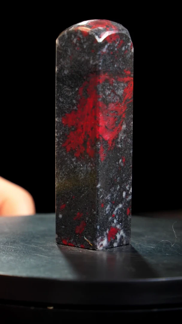 鸡血石黑牛角鸡血石