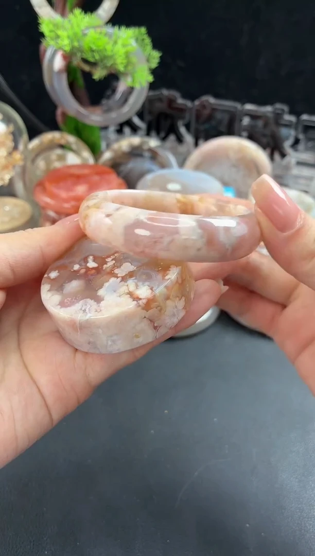 未镶嵌手镯（圆镯）石英质玉53.1