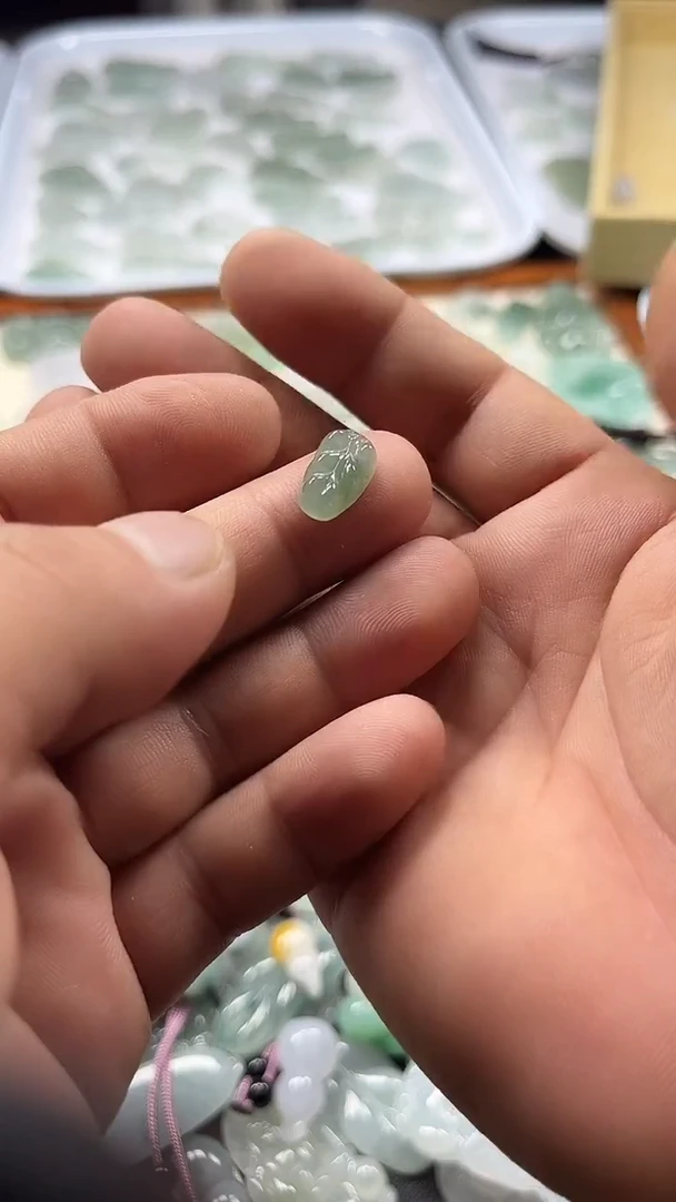 颈饰未镶嵌翡翠叶子