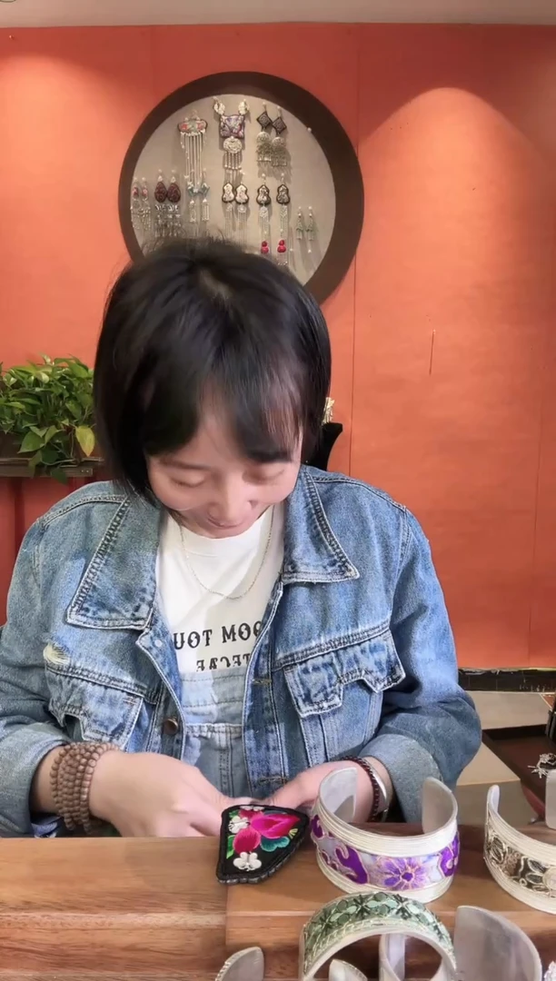 织绣非遗手工苗绣饰品40