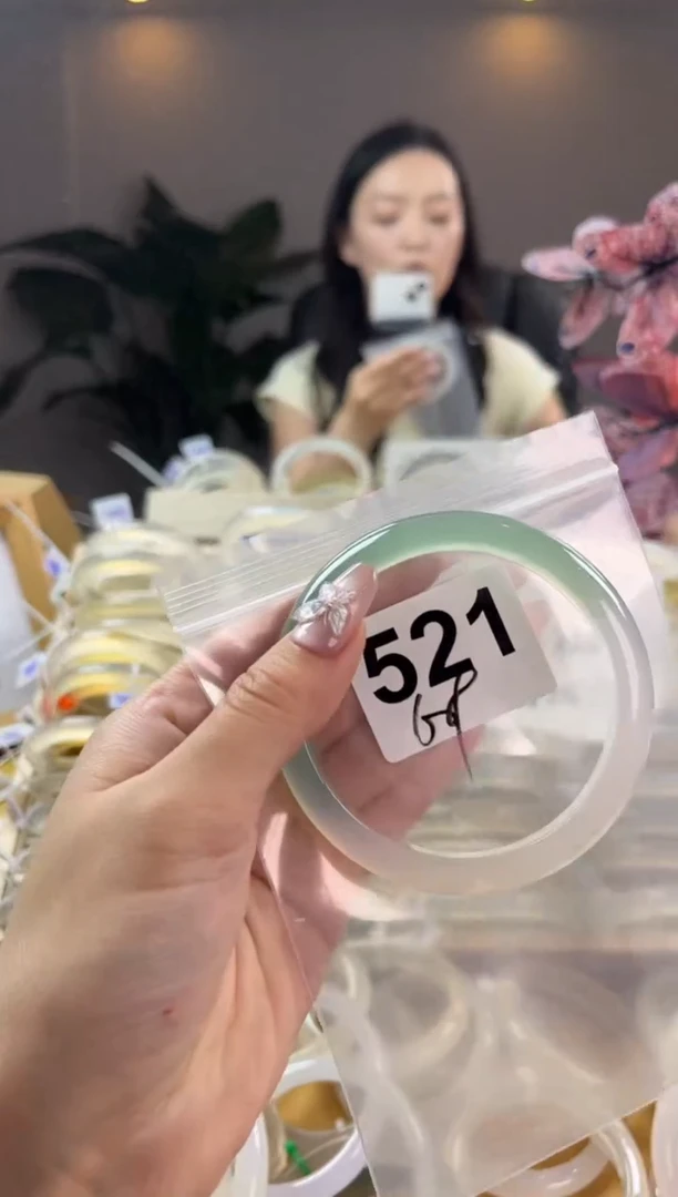 玛瑙/玉髓手镯未镶嵌521微瑕