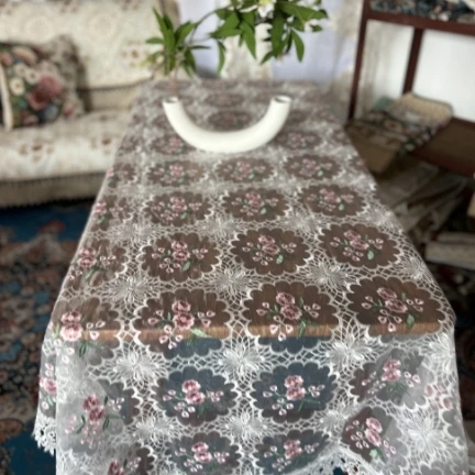 ZN040-80丝光线【140*220】白底粉梅花高织高密玻璃砂水溶边桌布