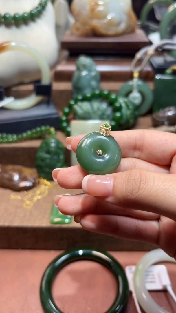 颈饰18K金镶嵌和田玉1