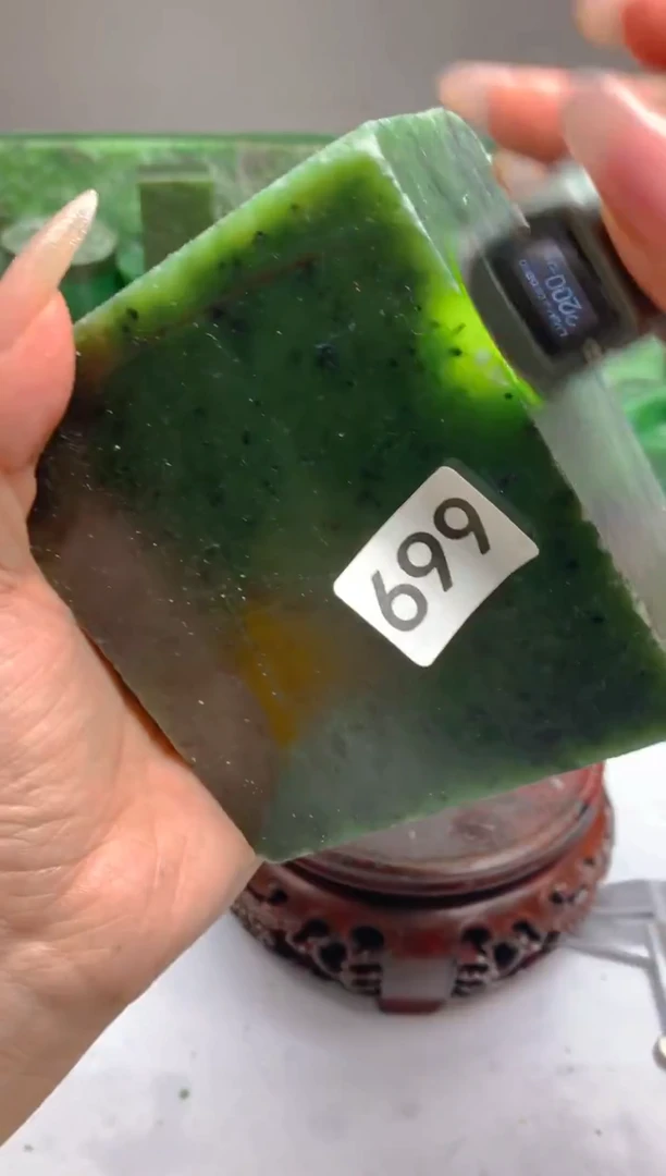 和田玉（碧玉）未镶嵌珠宝半成品699