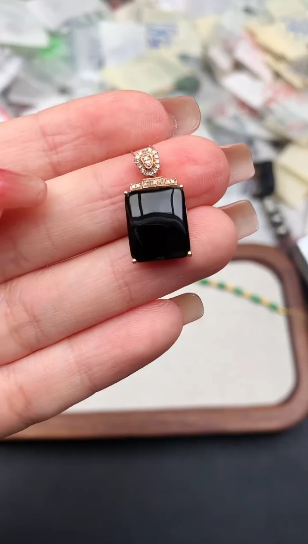 18K金镶嵌挂件翡翠1