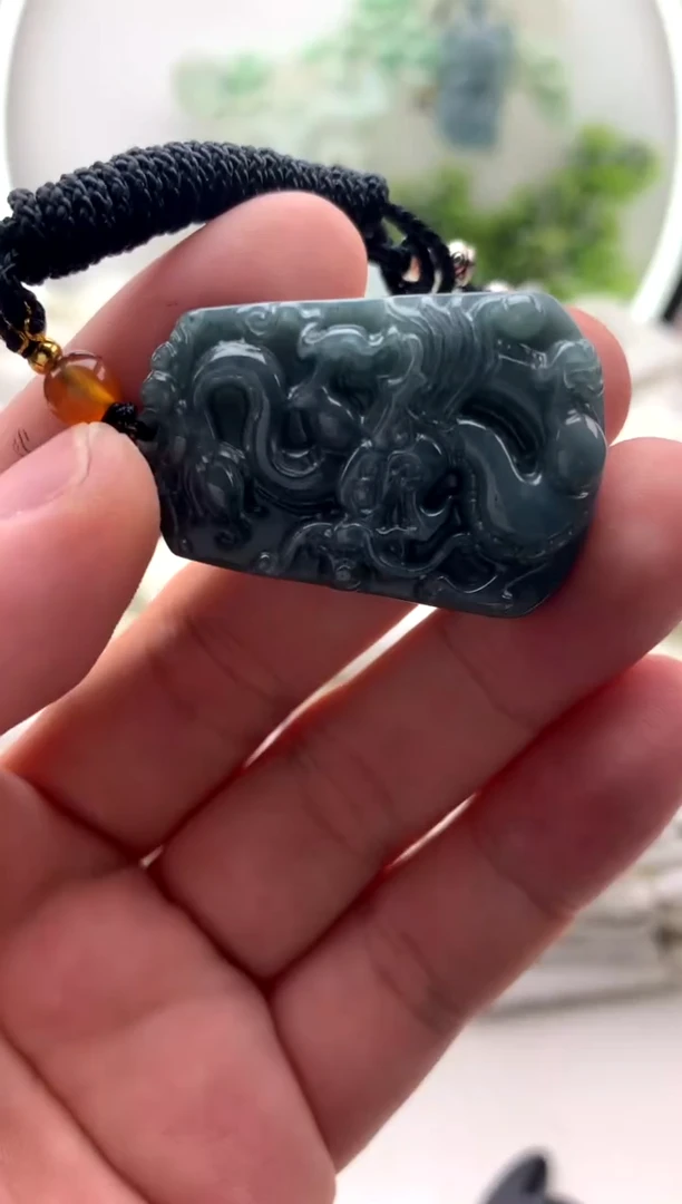 翡翠未镶嵌颈饰小龙牌