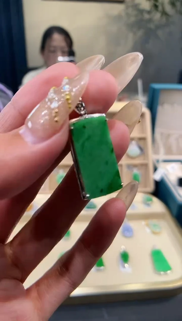 【闪购商品】翡翠吊坠(不含链)18K金镶嵌无事牌