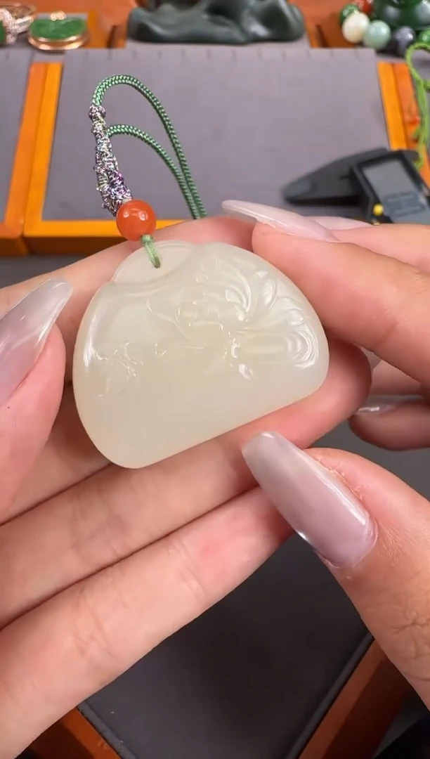 和田玉未镶嵌颈饰吊坠