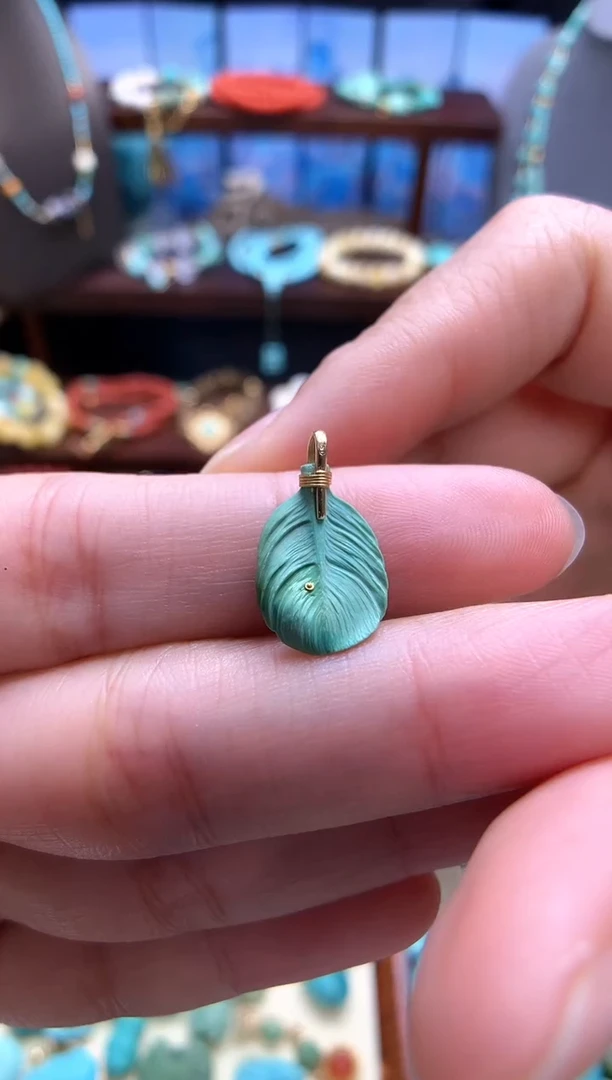 18K金镶嵌绿松石挂件小**?高瓷精工羽毛