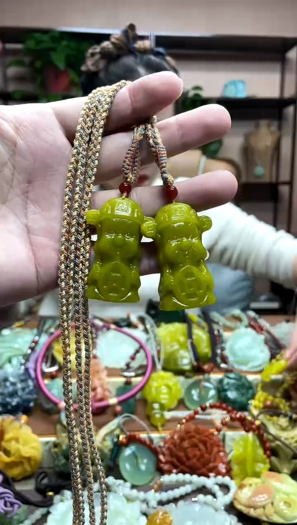 未镶嵌岫玉颈饰多样性发货发其中之一