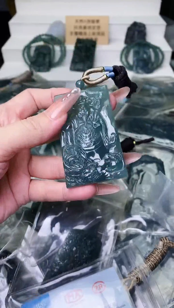 颈饰未镶嵌翡翠