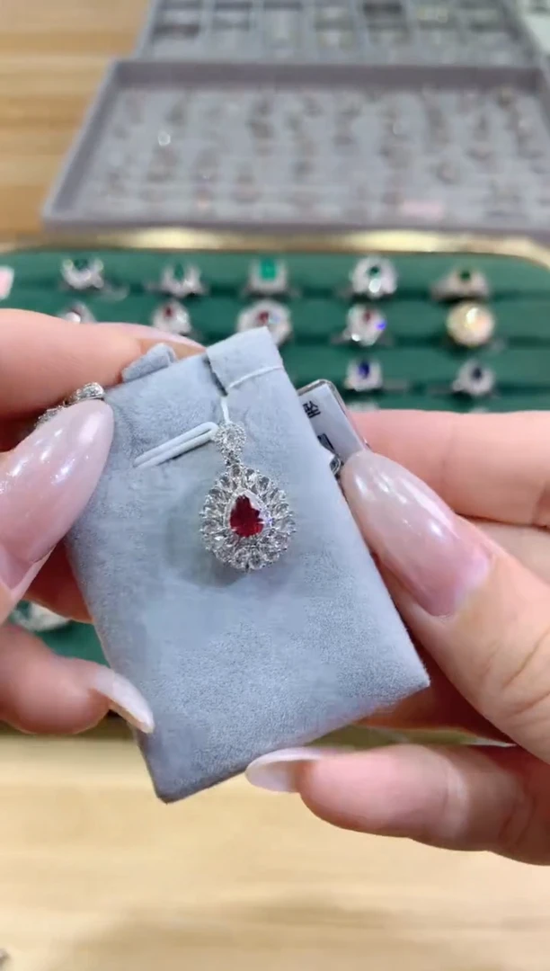 18K金镶嵌吊坠红宝石吊坠