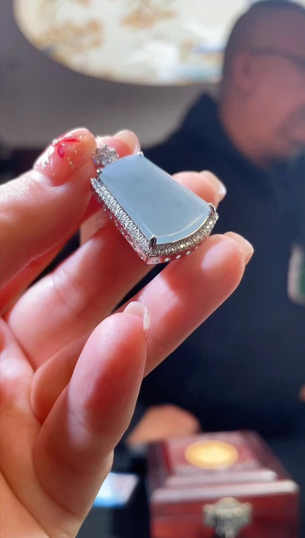 【闪购商品】翡翠吊坠(赠链)未镶嵌翡翠无事牌