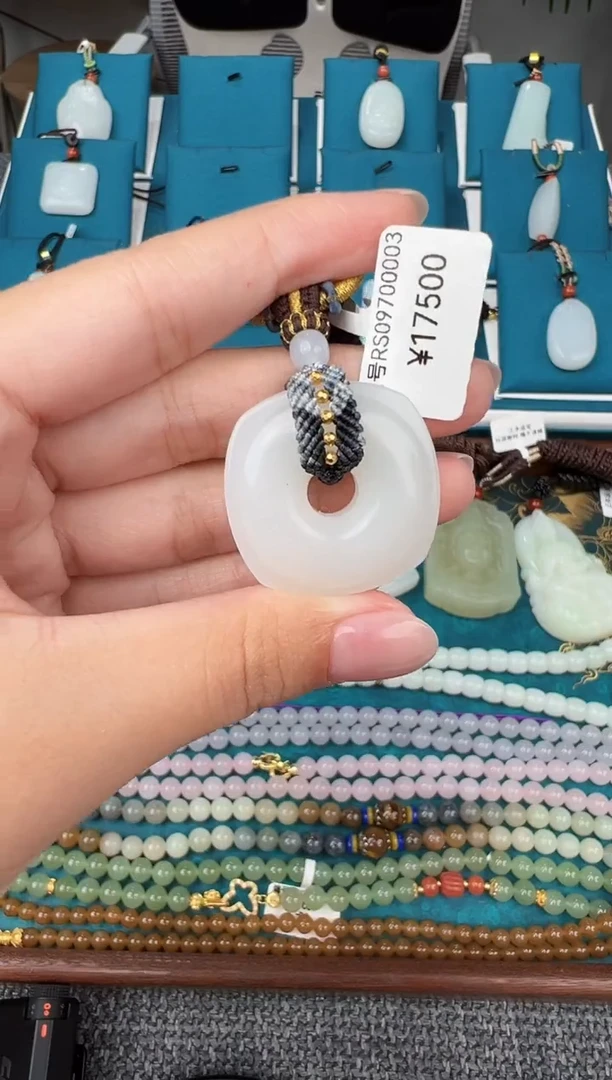 颈饰未镶嵌和田玉吊坠  RS