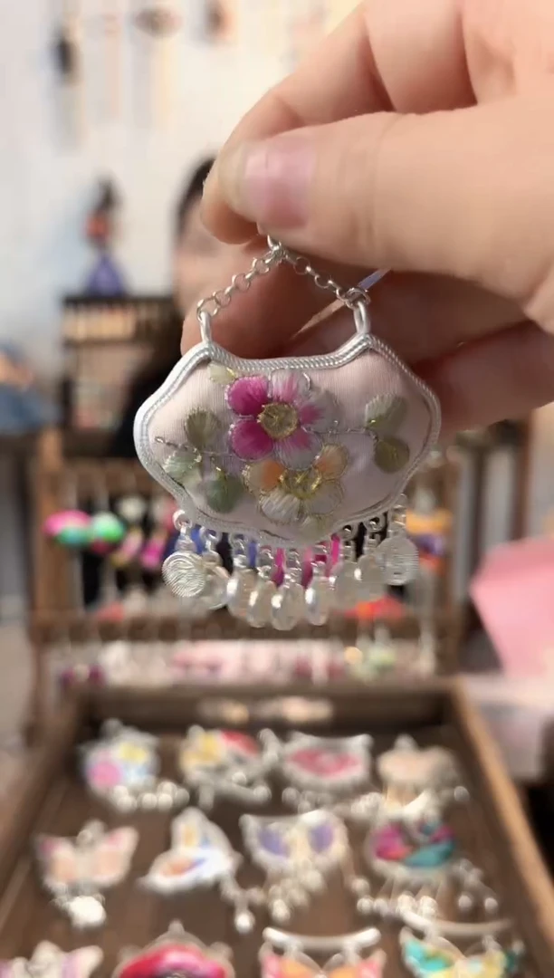 织绣彩云南阁非遗老绣饰品027