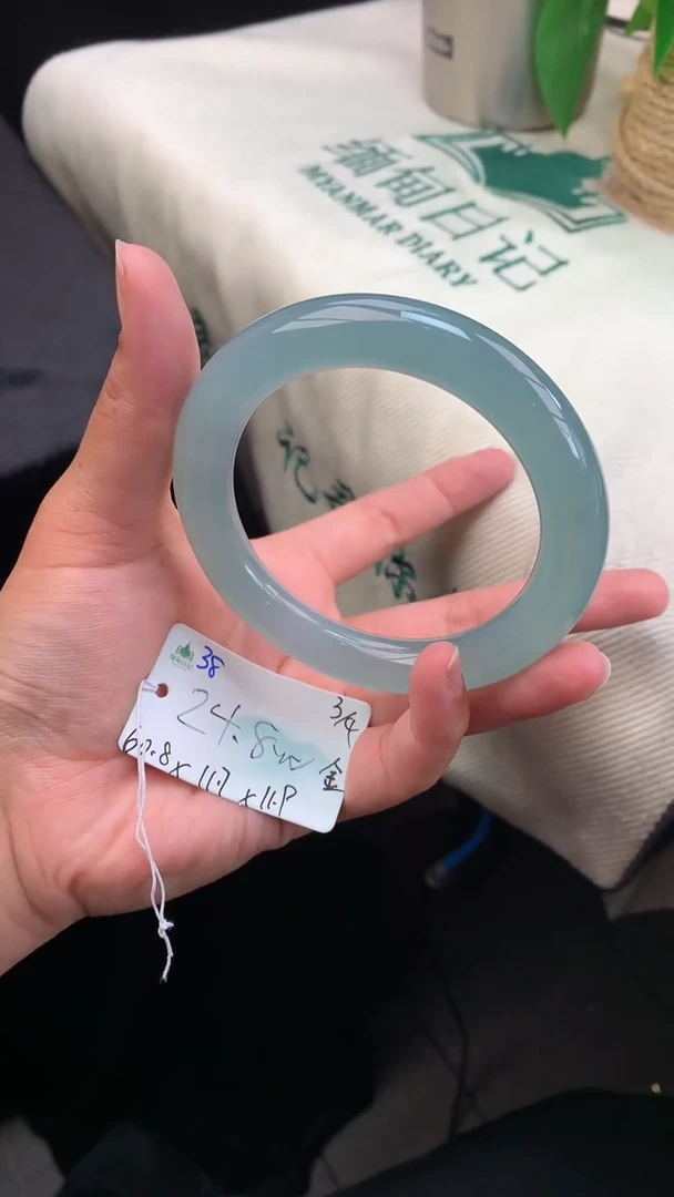【闪购商品】翡翠手镯未镶嵌女神节#送礼#，下单联系客服核对地址~