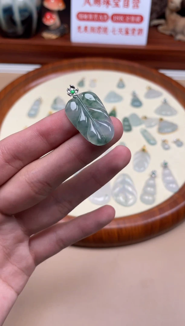 翡翠18K金镶嵌颈饰叶子