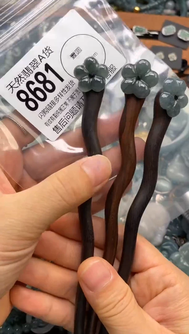 翡翠未镶嵌颈饰多样性发其一8681