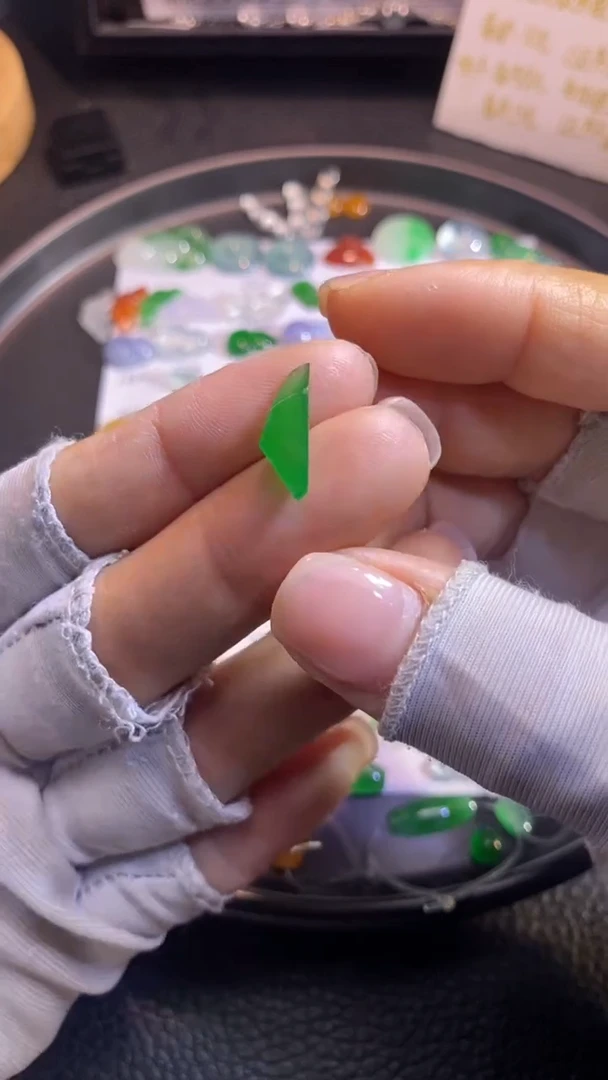 翡翠挂件未镶嵌切割