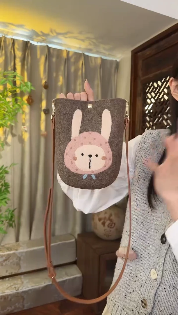 羊毛非遗纯手工包  手机包兔子