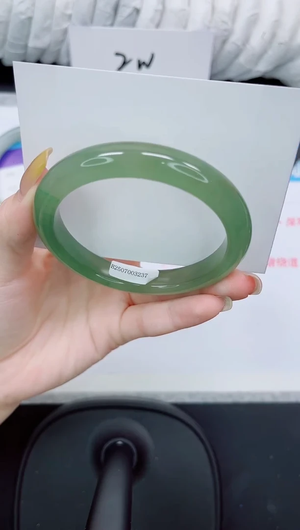石英质玉手镯未镶嵌70