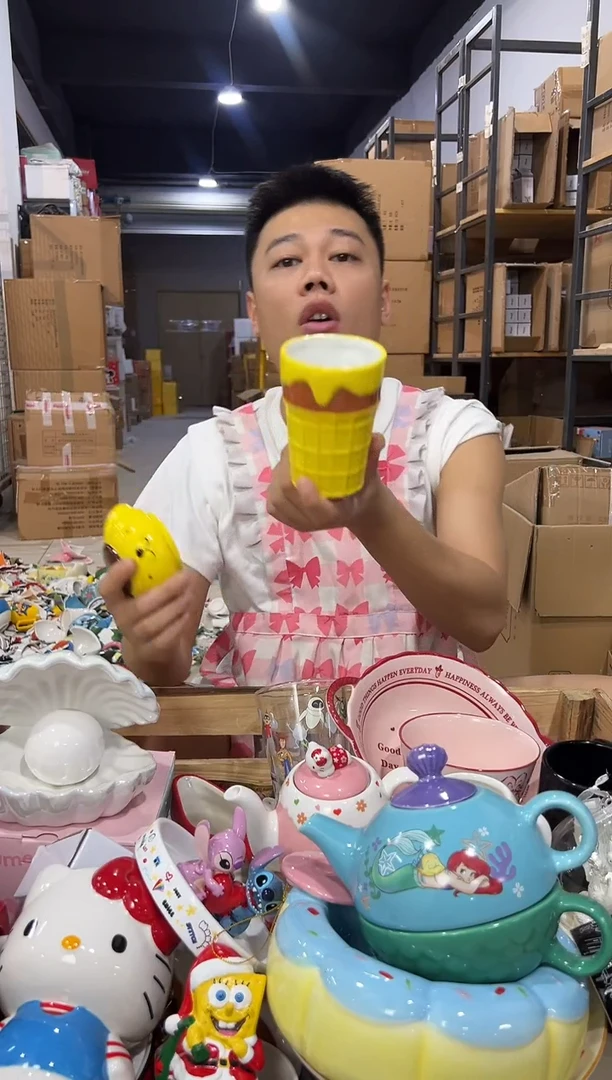 瓷片布丁狗冰淇淋带盖杯 有冰裂