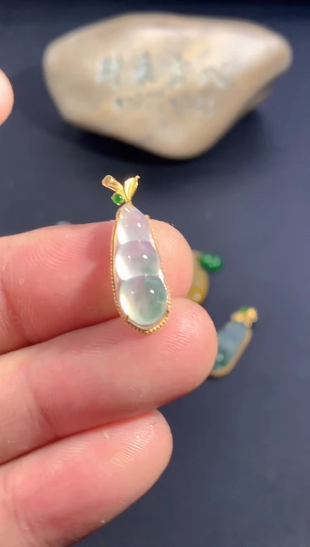 颈饰18K金镶嵌翡翠