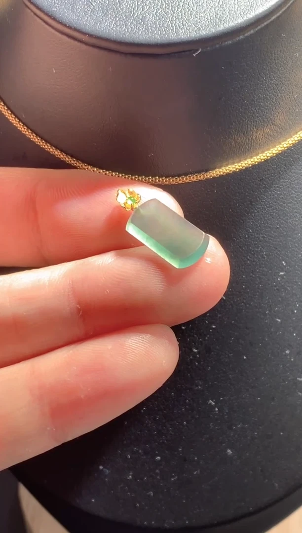 颈饰18K金镶嵌翡翠