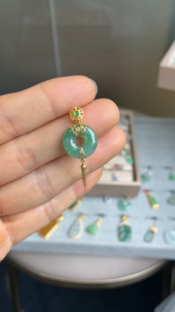 颈饰18K金镶嵌翡翠天然翡翠A货