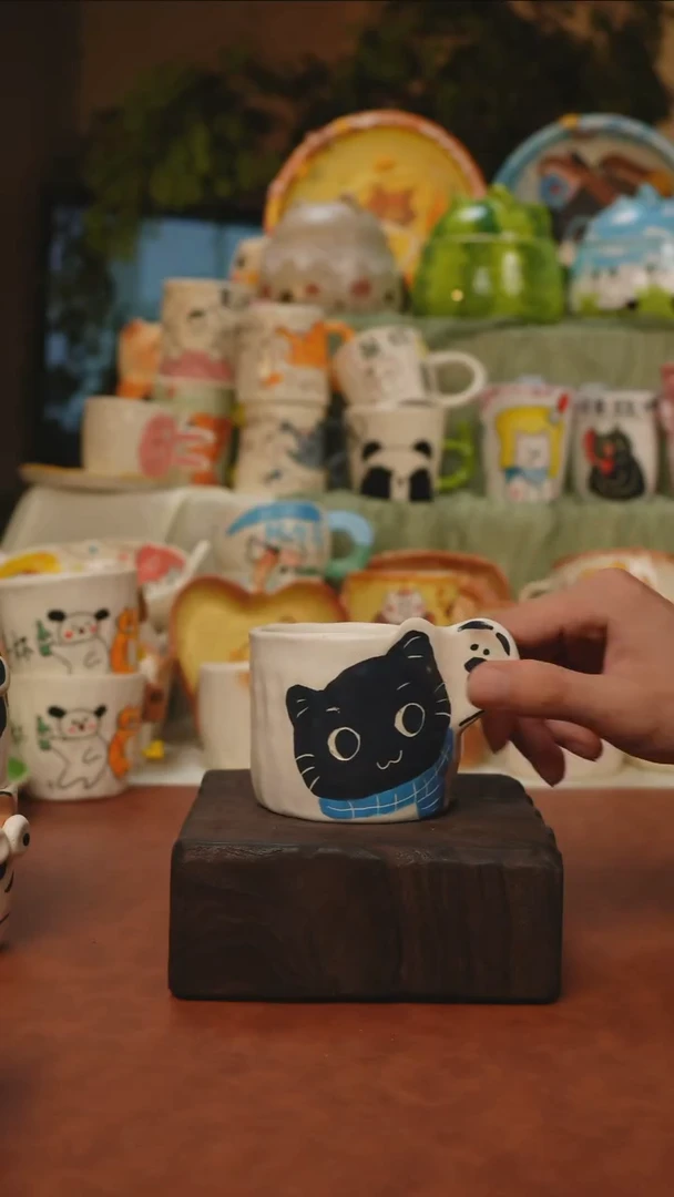 摆件景德镇一休瓷屋 小黑猫手握杯